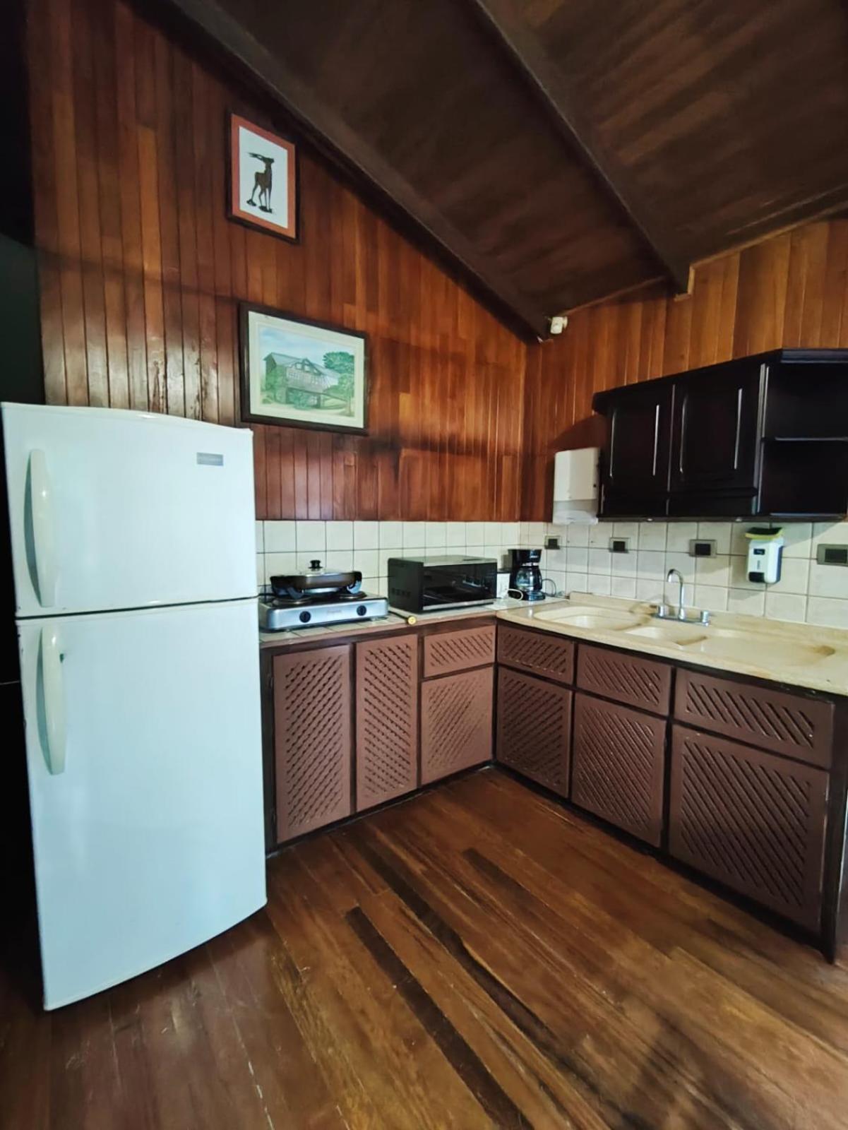 Avita Lodge Quesada  Екстер'єр фото